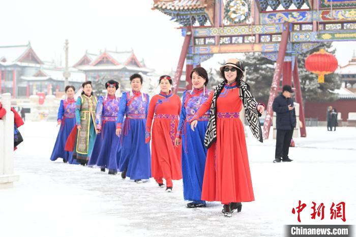 2月13日，老年人在呼和浩特市大召廣場拍照“打卡”?！⑽娜A 攝
