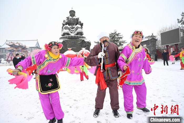 2月13日，秧歌隊(duì)在呼和浩特市大召廣場雪中起舞?！⑽娜A 攝