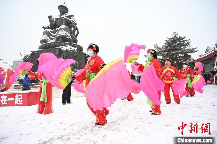 2月13日，秧歌隊(duì)在呼和浩特市大召廣場雪中起舞?！⑽娜A 攝