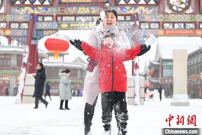 2月13日，家長與小朋友在呼和浩特市大召廣場享雪趣?！⑽娜A 攝