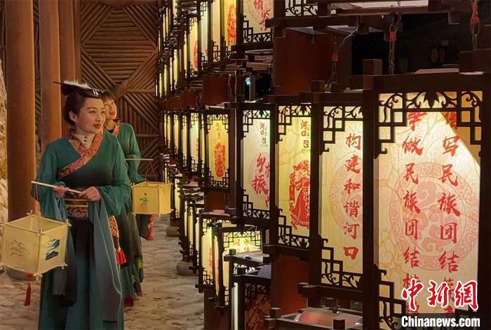 圖為游客身著古裝逛燈會(huì)?！堈裣?攝