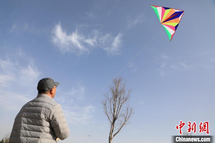 市民在放風(fēng)箏?！∴囆?qiáng) 攝