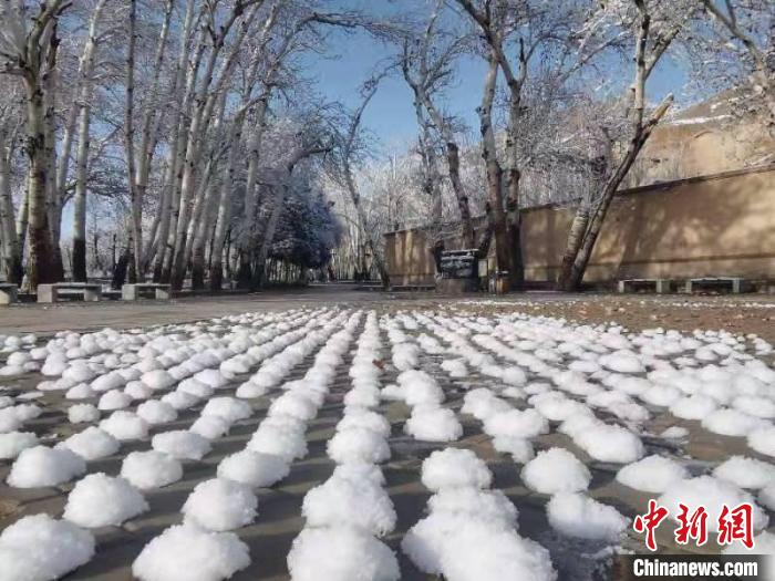 圖為春雪過(guò)后的莫高窟美不勝收?！≈鼙笕?攝