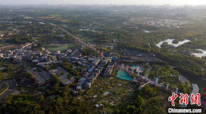 航拍正在建設(shè)中的成都至自貢高速鐵路成都段?！⒅铱?攝