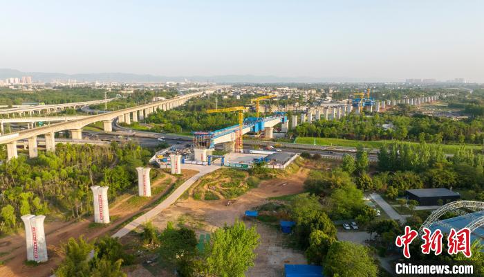 航拍正在建設(shè)的成都至自貢高速鐵路跨成都繞城高速公路連續(xù)梁施工現(xiàn)場?！⒅铱?攝