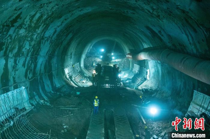 正在掘進中的龍泉山1號隧道?！⒅铱?攝