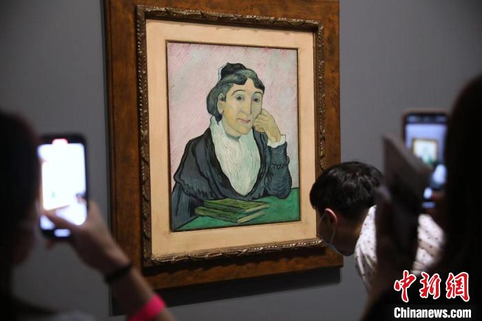 觀眾欣賞梵高畫作《阿爾勒婦女(吉努夫人肖像)》?！埡鄠?攝