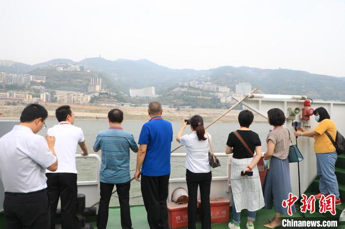 重慶市政協(xié)“同心聚力巴渝行”主題采訪團15日走進奉節(jié)，了解當?shù)卣f(xié)委員護江成效?！×簹J卿 攝