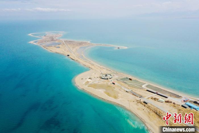 圖為青海湖?！±罱瓕?攝