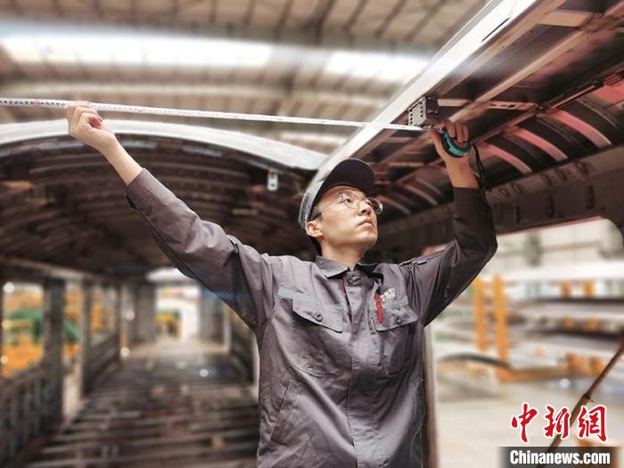 王漢卿在安裝車頂二次骨架吊?！∈茉L者供圖