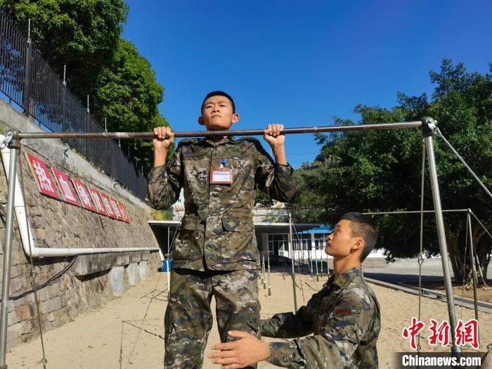 新兵尤云龍正在進(jìn)行器械訓(xùn)練。　馬濤 攝