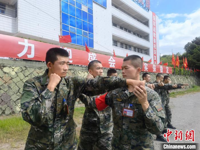 新兵尤云龍(左)不斷向一名合格軍人蛻變?！￡愴?攝