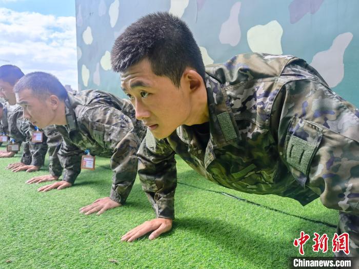 尤云龍正在和戰(zhàn)友進(jìn)行體能訓(xùn)練?！×志杆?攝