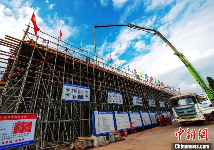 圖為渝昆高鐵云南段境內(nèi)首座大橋連續(xù)梁混凝土澆筑施工現(xiàn)場(chǎng)?！『螀矽i 攝