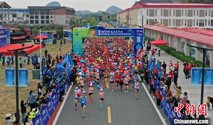 2022年龍虎山半程馬拉松鳴槍開跑?！⒅剧?攝