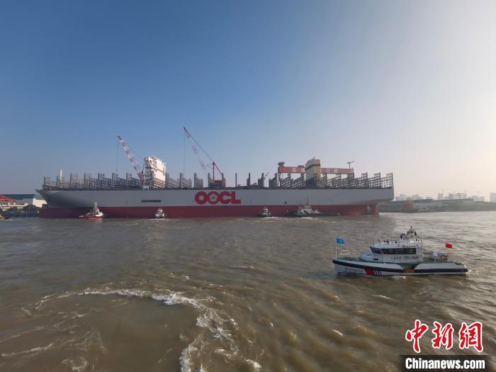 海巡艇在現(xiàn)場引導(dǎo)水上交通?！∧贤êＪ戮止﹫D
