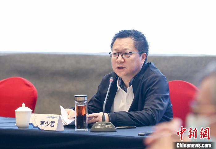 《詩刊》社主編李少君發(fā)言。　霞浦縣融媒體中心 供圖