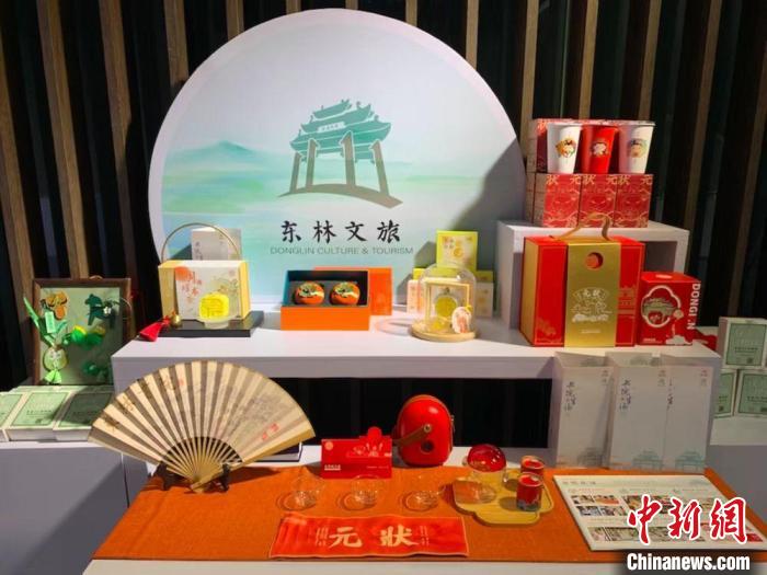 發(fā)展論壇現(xiàn)場展出的無錫城市文創(chuàng)作品?！O權(quán) 攝
