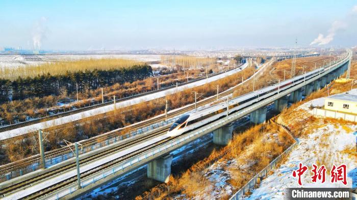 動車組列車在運行中。　哈鐵提供