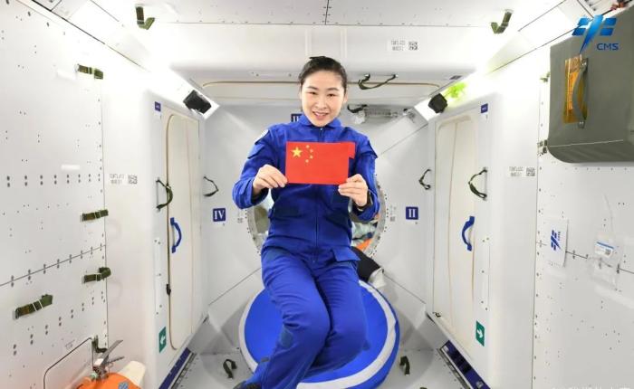 航天員劉洋背后是問天實(shí)驗(yàn)艙睡眠區(qū)。圖片來源：中國載人航天工程辦公室官方微信