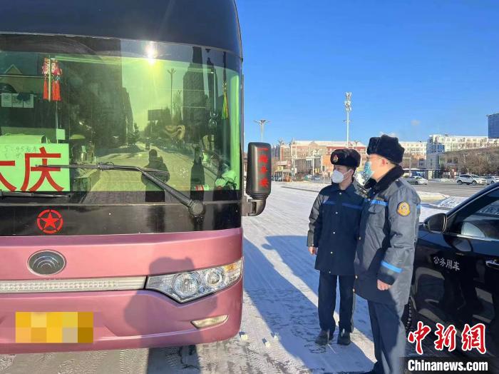 交通執(zhí)法人員檢查客運車輛手續(xù)?！『邶埥〗煌ㄟ\輸廳供圖