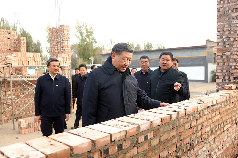 2023年11月10日，習(xí)近平總書記在河北保定涿州市刁窩鎮(zhèn)萬全莊村房屋重建施工現(xiàn)場(chǎng)考察。