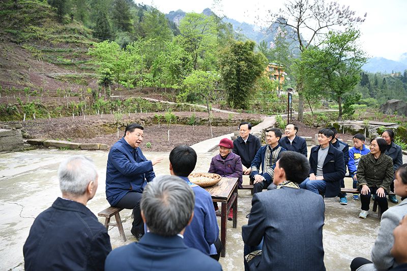 2019年4月15日，習(xí)近平總書記在重慶石柱土家族自治縣中益鄉(xiāng)華溪村同村民代表、基層干部、扶貧干部、鄉(xiāng)村醫(yī)生等圍坐在一起，共話脫貧攻堅(jiān)。