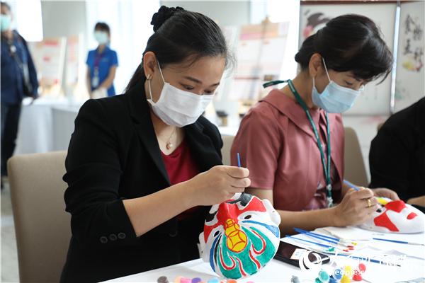 展覽會(huì)現(xiàn)場(chǎng)，泰國(guó)民眾體驗(yàn)畫(huà)臉譜。人民網(wǎng)記者 趙益普攝