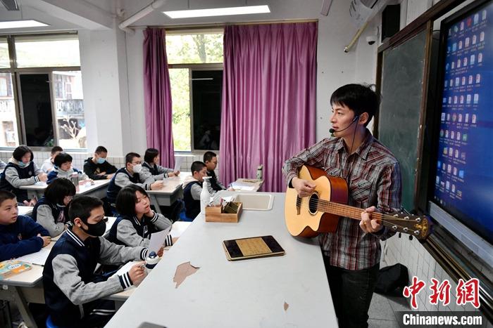 圖為3月16日，張家豪在福建福州延安中學教學。 <a target='_blank' href='/'><p  align=