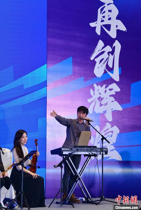 圖為3月9日，福建福州，張家豪(右)與林佳臻在臺上演出。 <a target='_blank' href='/'><p  align=