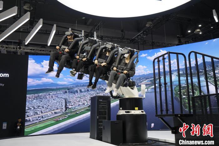 圖為觀眾在展會模擬體驗未來城市空中移動出行方式?！⑿?攝