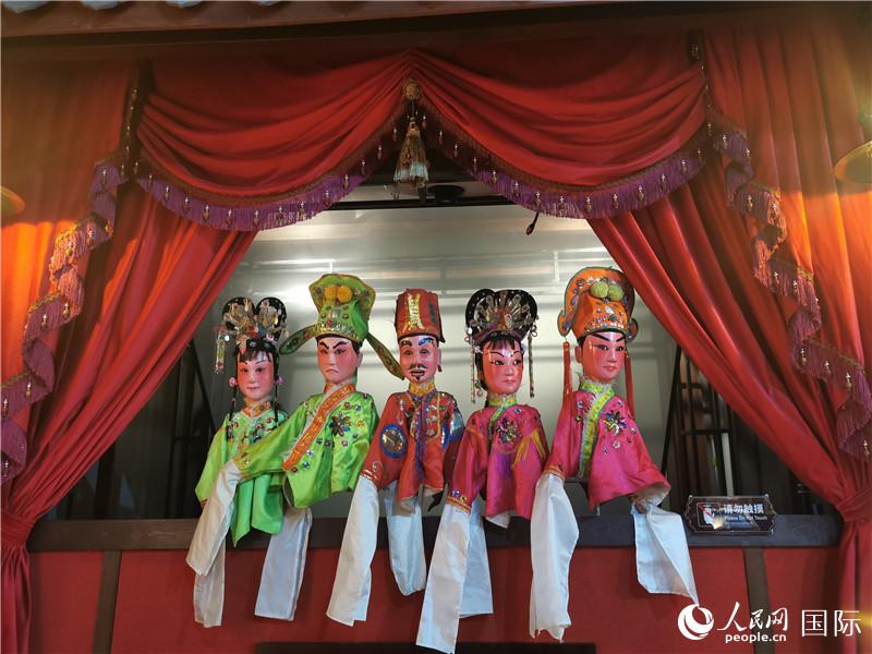 3D公仔戲臺(tái)。人民網(wǎng)記者 符園園攝
