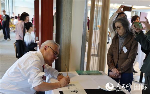 “聯(lián)合國中文日”慶祝活動上進行了書法等中國文化展示。人民網記者 尚凱元攝