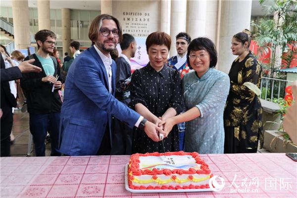 活動現(xiàn)場，田敏總領事與里約天主教大學孔子學院中外方院長共同切蛋糕祝賀中文日活動成功舉辦。人民網(wǎng)記者時元皓 攝