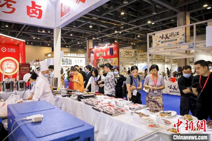 活動現(xiàn)場人頭攢動?！≌憬∩虅諒d 供圖