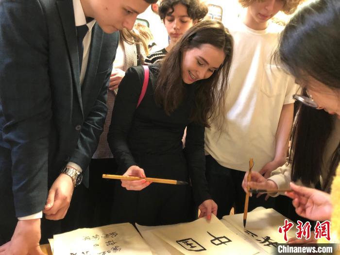 4月21日，莫斯科國(guó)立語(yǔ)言大學(xué)孔子學(xué)院附屬中學(xué)舉辦“國(guó)際中文日”活動(dòng)，學(xué)生們學(xué)寫漢字?！∧箍茋?guó)立語(yǔ)言大學(xué)孔子學(xué)院 供圖