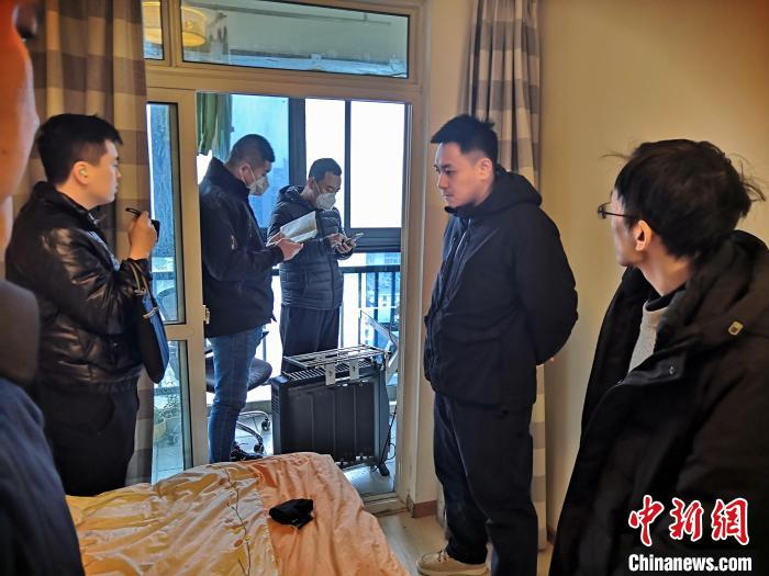 丹東市公安局民警抓捕犯罪嫌疑人，在其家中進(jìn)行搜查。　丹東市公安局供圖