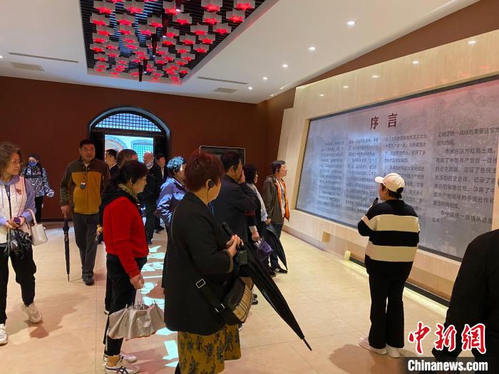 中共中央統(tǒng)戰(zhàn)部舊址里參觀者絡(luò)繹不絕。　李曉偉 攝