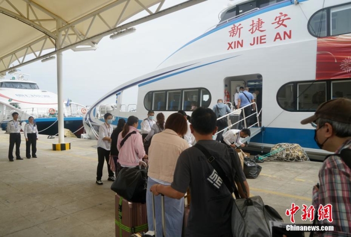 圖為乘客登船準(zhǔn)備從廈門啟航前往金門。福建海事 供圖