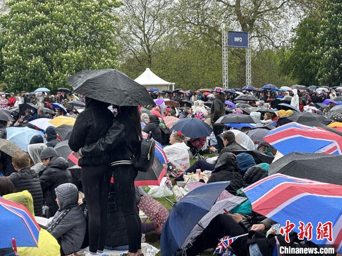 當(dāng)?shù)貢r(shí)間5月6日，英國國王查爾斯三世的加冕儀式舉行。民眾雨中觀看儀式?！W陽開宇 攝