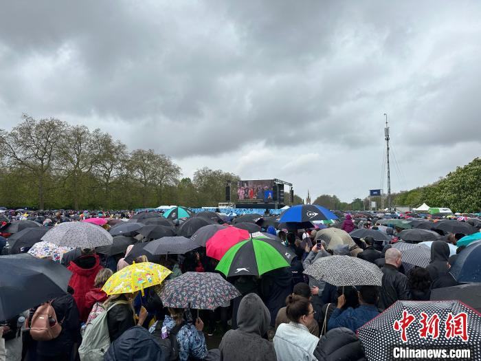 當(dāng)?shù)貢r(shí)間5月6日，英國國王查爾斯三世的加冕儀式舉行。民眾雨中觀看儀式?！W陽開宇 攝