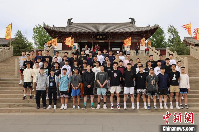 比賽結(jié)束后，兩岸學(xué)生參訪高平炎帝陵?！≈鬓k方供圖