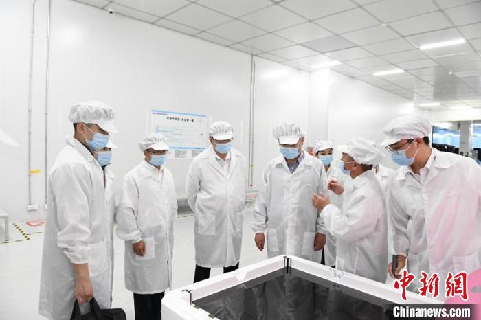 圖為蔡達(dá)峰一行在惠科電子(北海)科技產(chǎn)業(yè)園調(diào)研?！×趾?攝