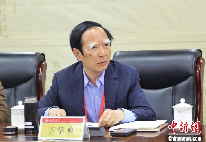 山東大學(xué)儒學(xué)高等研究院執(zhí)行院長(zhǎng)、《文史哲》雜志主編王學(xué)典主持首場(chǎng)主題發(fā)言?！≮w曉 攝