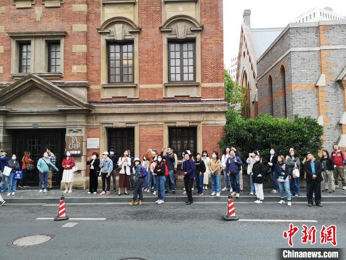 新階層人士走讀“外灘源”?！》队畋?攝