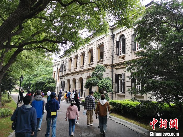新階層人士參觀英國駐滬領(lǐng)事館?！》队畋?攝