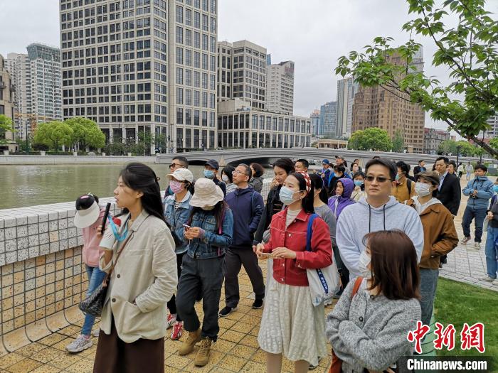 新階層人士走讀黃浦蘇州河沿岸?！》队畋?攝