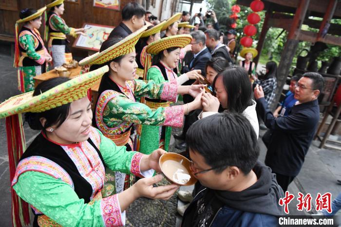 楓香瑤寨村民用攔門酒熱情迎接客人。　楊華峰 攝