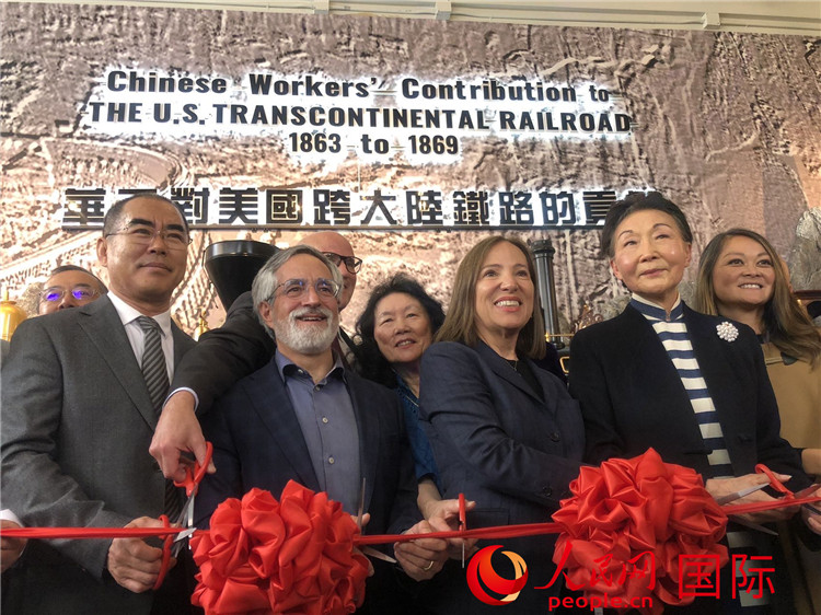 圖為（從右到左）方李邦琴、加州副州長康依蓮、舊金山市議長佩斯金、中國駐舊金山副總領(lǐng)事潘慶江在剪彩。人民網(wǎng)記者 鄧圩攝