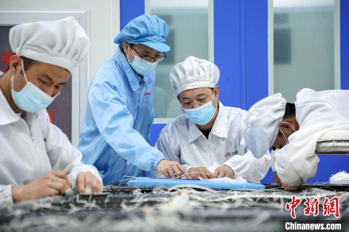 中國電科研究人員開展半剛性太陽電池陣相關(guān)研究測試?！≈袊娍?供圖